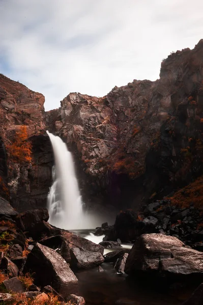 Kurkure vodopád v pohoří Altai, Sibiř, Rusko. — Stock fotografie