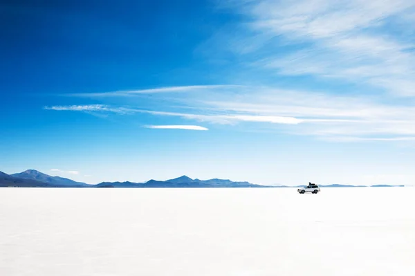 Voiture tout-terrain sur Salar de Uyuni salt flat, Bolivie — Photo