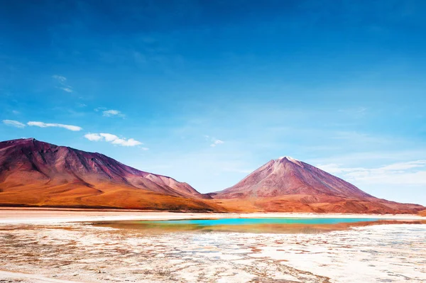 Volcán Licancabur y Laguna Verde en Altiplano, Bolivia . — Foto de Stock