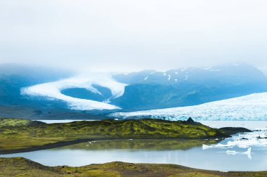 Güney İzlanda 'da buzul gölü olan Vatnajokull buzulu.