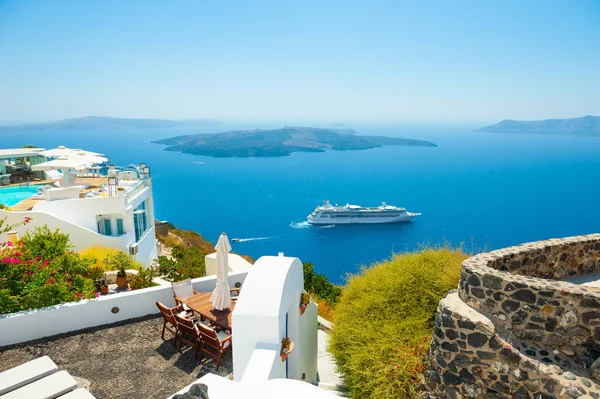 Architettura bianca e mare blu sull'isola di Santorini, Grecia . — Foto Stock