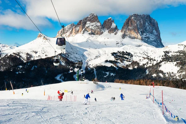 Station de ski en hiver Dolomite Alps. Val Di Fassa, Italie . — Photo