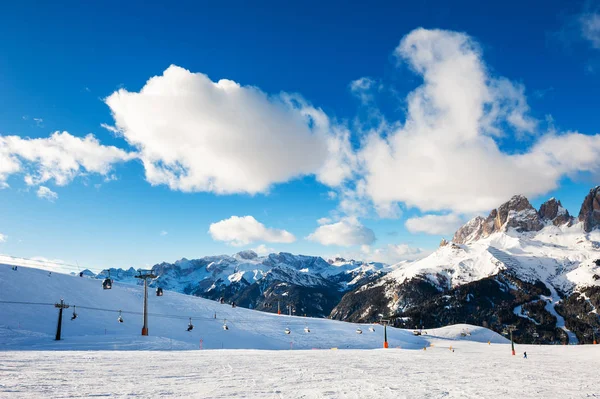 Station de ski en hiver Dolomite Alps. Val Di Fassa, Italie . — Photo