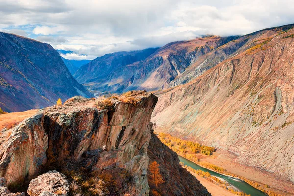 俄罗斯西伯利亚阿尔泰山区朱利什曼河峡谷的秋季风景 著名的旅游目的地 — 图库照片