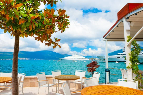 Karadağ 'ın Tivat kentinde güzel bir deniz gezintisi. Kotor Körfezi, Adriyatik Denizi. Meşhur seyahat yeri.