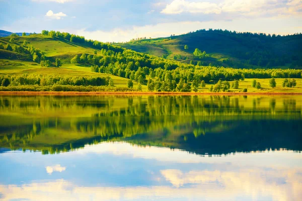 Bergen Met Groene Bomen Hun Reflecties Het Meer Prachtig Zomers — Stockfoto