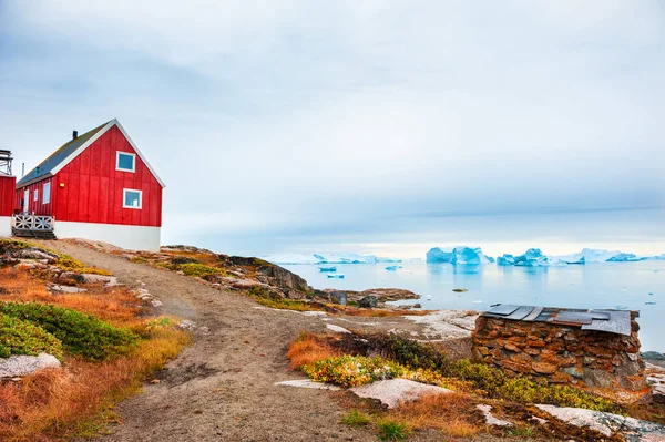Casas Coloridas Aldeia Saqqaq Vista Dos Icebergs Oceano Atlântico Oeste — Fotografia de Stock