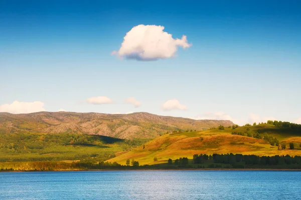 Witte Wolk Blauwe Lucht Boven Groene Heuvels Het Meer Zomer — Stockfoto