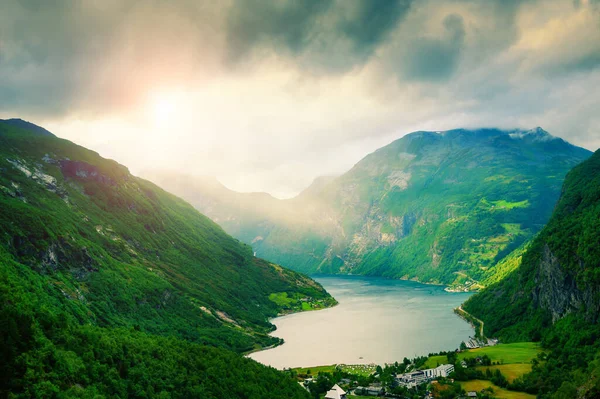 Vista Panoramica Del Fiordo Geiranger Norvegia Nuvole Tempestose Sulle Verdi — Foto Stock