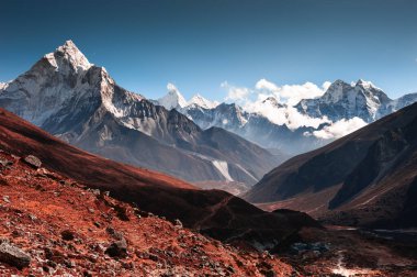 Ama Dablam 'ın Himalaya dağlarındaki günbatımında görünen manzarası. Thokla geçidi, Khumbu vadisi, Everest bölgesi, Nepal. Güzel sonbahar manzarası
