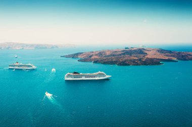 Yunanistan 'ın Santorini adası yakınlarında denizde bir gemi turu. Güzel deniz manzarası. Meşhur seyahat yeri