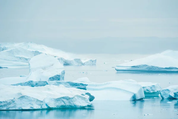 Icebergs Azules Océano Atlántico Mañana Brumosa Pueblo Saqqaq Costa Oeste —  Fotos de Stock