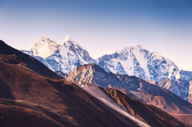 Güneş doğarken Himalaya dağlarındaki Kangtega Dağı manzarası. Khumbu vadisi, Everest bölgesi, Nepal. 