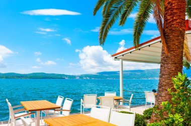 Karadağ 'ın Tivat kentinde güzel bir deniz gezintisi. Kotor Körfezi, Adriyatik Denizi. Meşhur seyahat yeri.