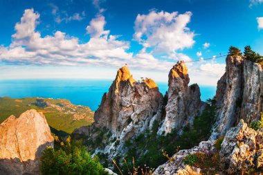 Ai-Petri 'nin panoramik manzarası ve gün batımında Karadeniz manzarası. Kırım, Ukrayna. Güzel yaz manzarası. Meşhur seyahat yeri