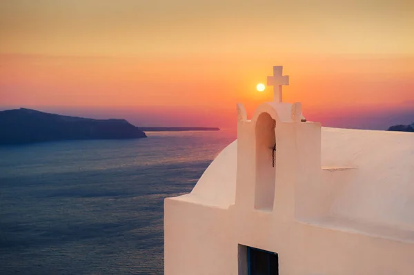 Prachtige Zonsondergang Santorini Eiland Griekenland Witte Kerk Met Uitzicht Zee — Stockfoto