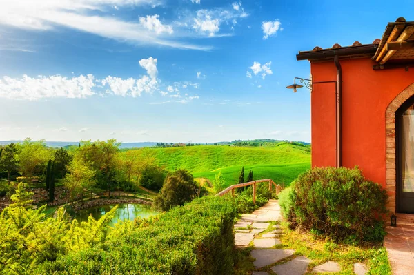 トスカーナ イタリアの緑の丘の景色を望むカントリーハウス 美しい夏の風景 — ストック写真