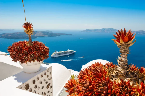 Biała Architektura Wyspie Santorini Grecja Kwiaty Tarasie Widokiem Morze Znany — Zdjęcie stockowe