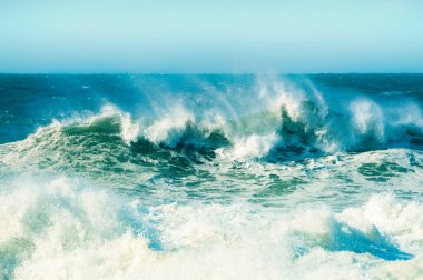 Portekiz, Nazare 'deki Atlantik Okyanusu kıyısında dalgalar. Güzel doğa arkaplanı.