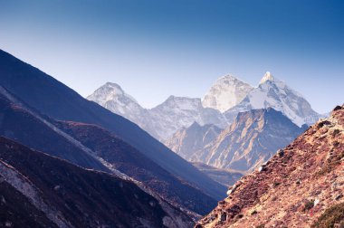 Güneş doğarken Himalaya dağlarındaki Kangtega Dağı manzarası. Khumbu vadisi, Everest bölgesi, Nepal.