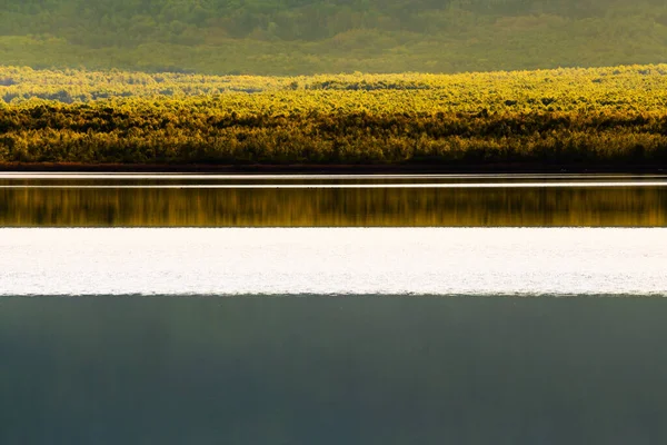 호수의 수면은 반사되어 나타난다 아름다운 — 스톡 사진