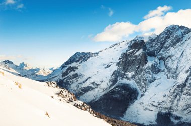 Kışın güneşli bir günde karla kaplı dağlar. Dolomit Alpleri. Val Di Fassa, İtalya. Güzel kış manzarası