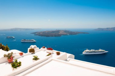 Santorini Adası, Yunanistan 'da beyaz mimari. Yaz manzarası, deniz manzarası. Seyahat hedefleri kavramı
