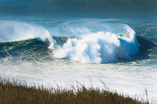 Golven Aan Kust Van Atlantische Oceaan Nazare Portugal Prachtige Herfst — Stockfoto