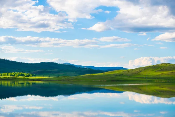 Gröna Berg Och Deras Reflektioner Sjön Vackert Sommarlandskap Södra Ural — Stockfoto