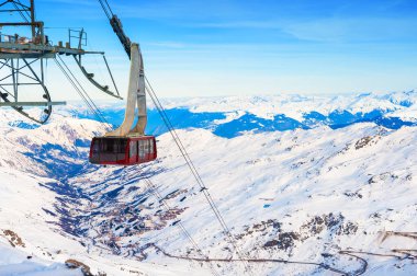 Fransa 'nın Alpler şehrinde Val Thorens kayak merkezinde teleferik kulübesi. Güzel dağlar, kış manzarası