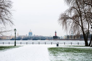 Saint Petersburg, Rusya 'da kış manzarası. Neva Nehri manzarası ve Peter ve Paul Kalesi 'nden St. Isaac Katedrali. Karlı kış parkı
