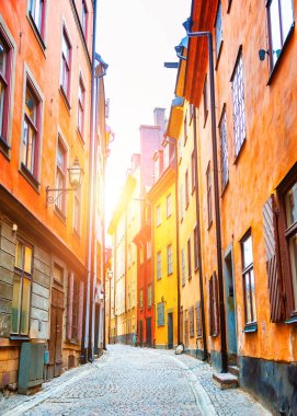 Stockholm, İsveç 'in eski kasabasında gün batımında güzel bir şehir manzarası. Meşhur seyahat yeri