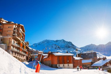 Alplerdeki kış kayak merkezi. Val Thorens köyü, 3 vadi kayak merkezi, Fransa. Güzel dağlar ve mavi gökyüzü