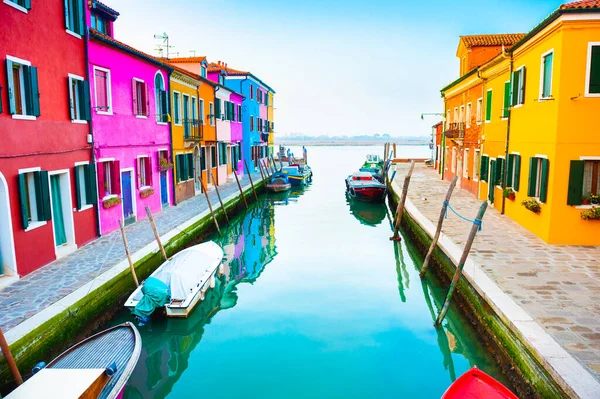 イタリア ヴェネツィア ブラノ島の運河沿いのカラフルな家 有名な旅行先 夏の風景 — ストック写真