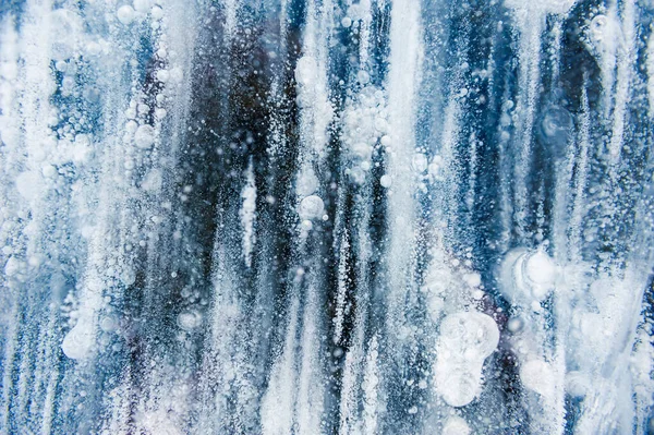 蓝色的冰 冰湖里有气泡 宏观形象 冬季自然背景 — 图库照片