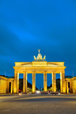 Brandenburg kapısı Brandenburger Tor Berlin, Almanya 'da gün doğumunda