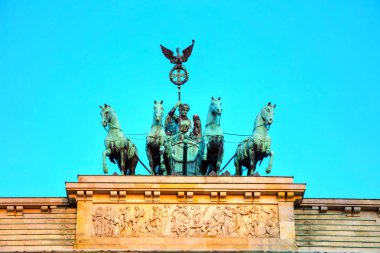 Quadriga üstüne Brandenburger tor, Berlin, Almanya 