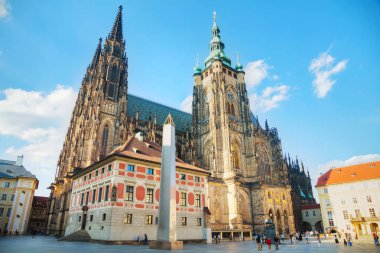 Prague, Çek Cumhuriyeti - 28 Ağustos 2017: Saint Vitus Katedrali turist 