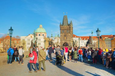 Prag Çek Cumhuriyeti - 10 Nisan 2018: Old Town Vltava Nehri geçerek ünlü Charles Köprüsü ile