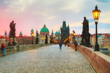 Çek Cumhuriyeti, Prag, 11 Nisan 2018: Gündoğumu Prag, Çek Cumhuriyeti, Charles Köprüsü