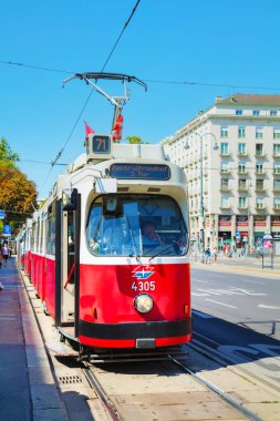 Vienna, Avusturya - 30 Ağustos 2017: Eski moda tramvay Caddesi üzerinde