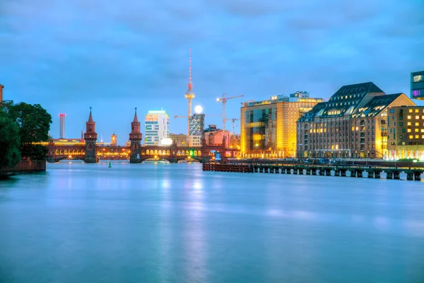 Paisaje Urbano Berlín Con Puente Oberbaum Por Noche — Foto de Stock