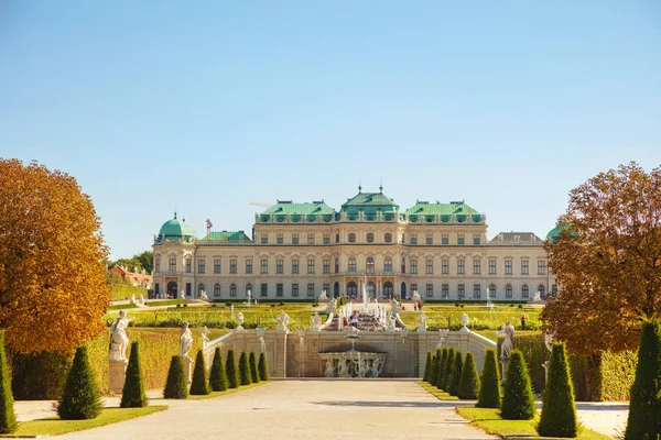 历史建筑复合体 包括二巴洛克式的宫殿 橘园并且宫殿马厩 维也纳 奥地利 — 图库照片