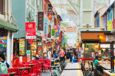 Singapur - 2 Kasım: Chinatown çeyrek ile turistler üzerinde 02 Kasım 2018 Singapur.