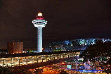 Singapur - Kasım 02: Changi Havaalanı kontrol kulesi üzerinde 02 Kasım 2018 geceleri Singapur.