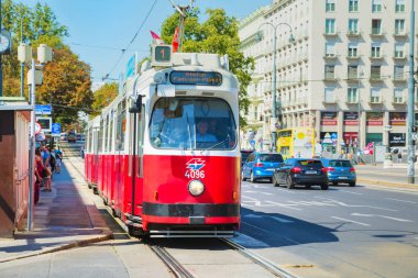 Viyana - 30 Ağustos: Eski moda tramvayda 30 Ağustos 2017 Viyana, Avusturya. Viyana bir geniş tren ve otobüs ağı vardır.