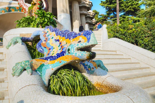 Barcelona Diciembre Famosa Escultura Dragón Parque Güell Por Antoni Gaudí Imagen De Stock