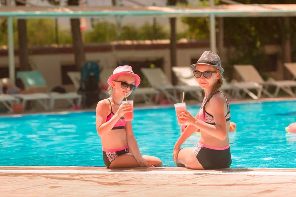 Mutlu kız havuzda içecekler zevk iyi vakit geçiriyor