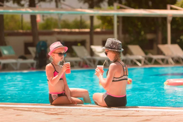 Mutlu kız havuzda içecekler zevk iyi vakit geçiriyor