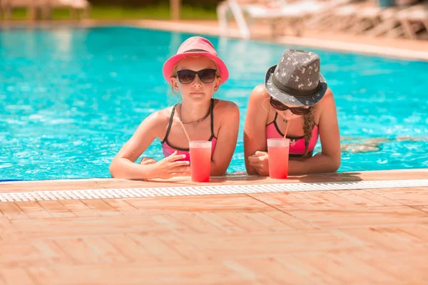 Mutlu kız havuzda içecekler zevk iyi vakit geçiriyor